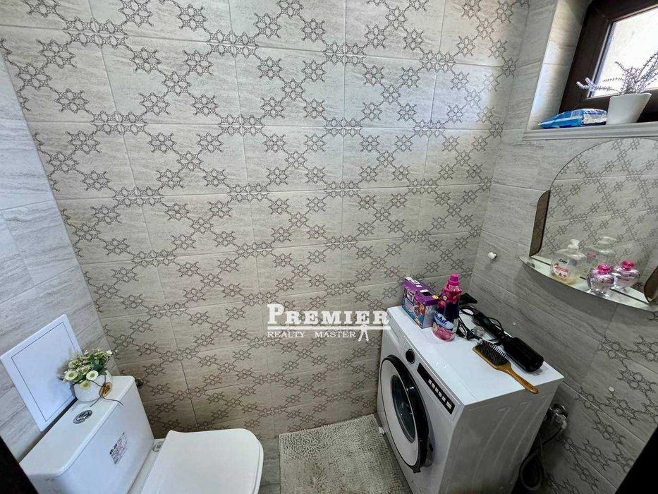 Предлагаме  за продажба масивна двуетажна къща