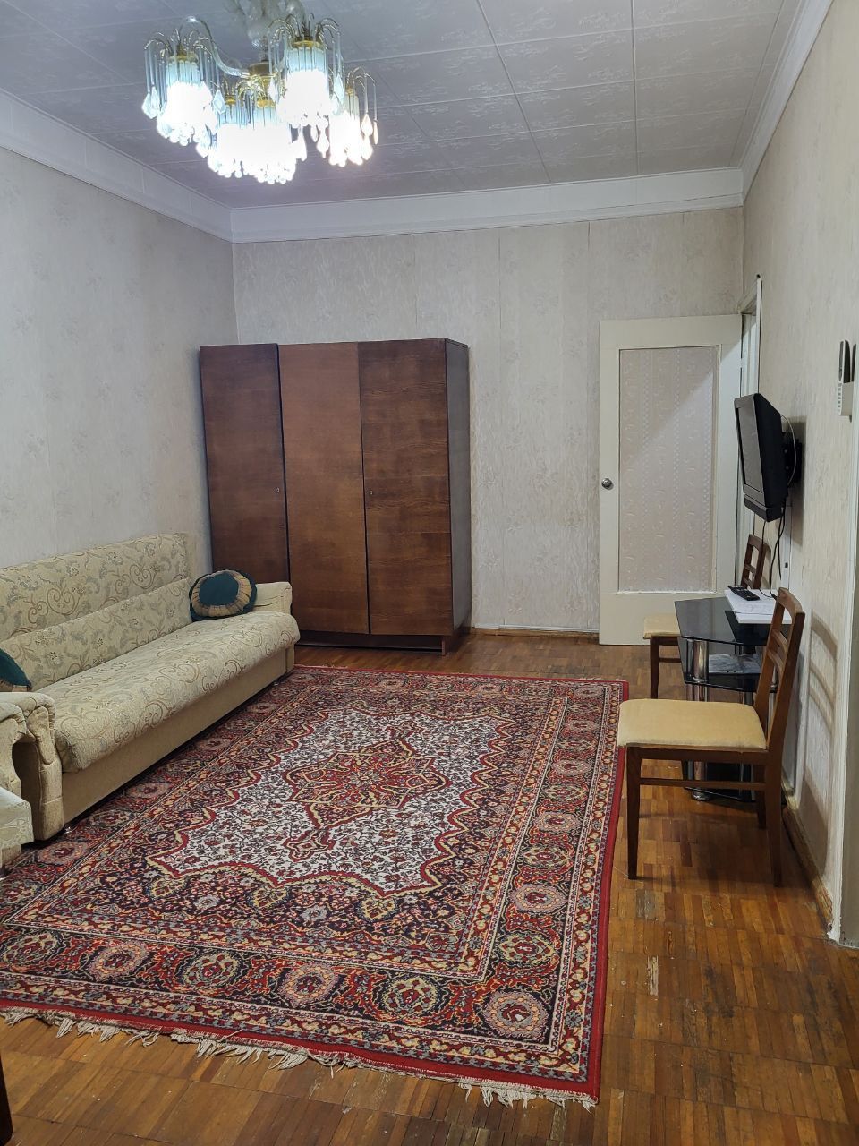 Продам 1 комнатную квартиру переделанную в 2-х комнатную ,Юнусабад 15