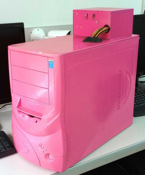 Розов персонален компютър
