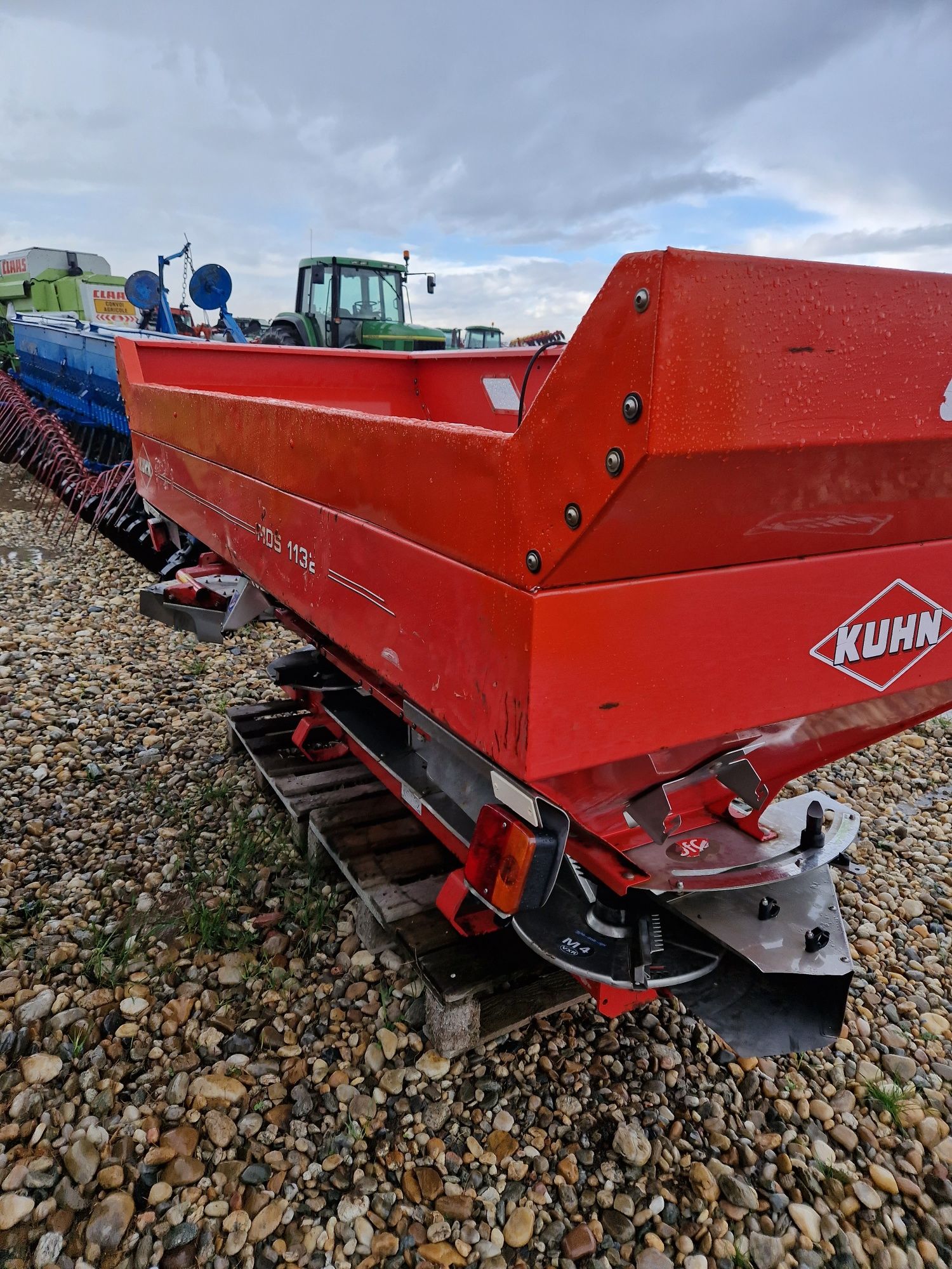 Vând distribuitor kuhn