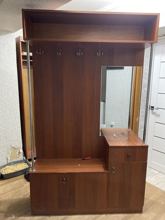 Шкаф в прихожую комнату