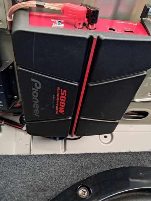 Vand 2 subwoofere+amplificatoare