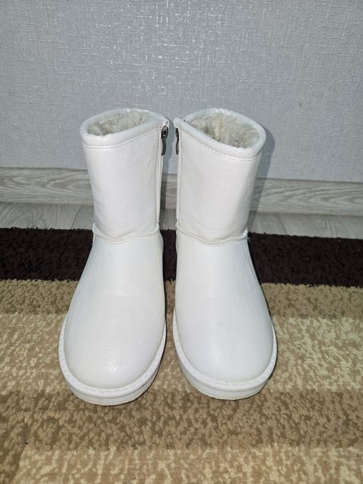 Продам зимние угги на девочку