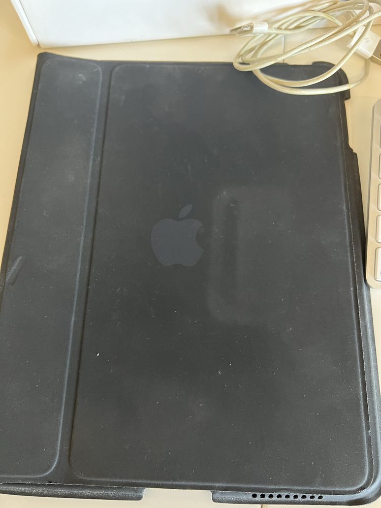 Apple iPad 32GB + Apple Keyboard Dock