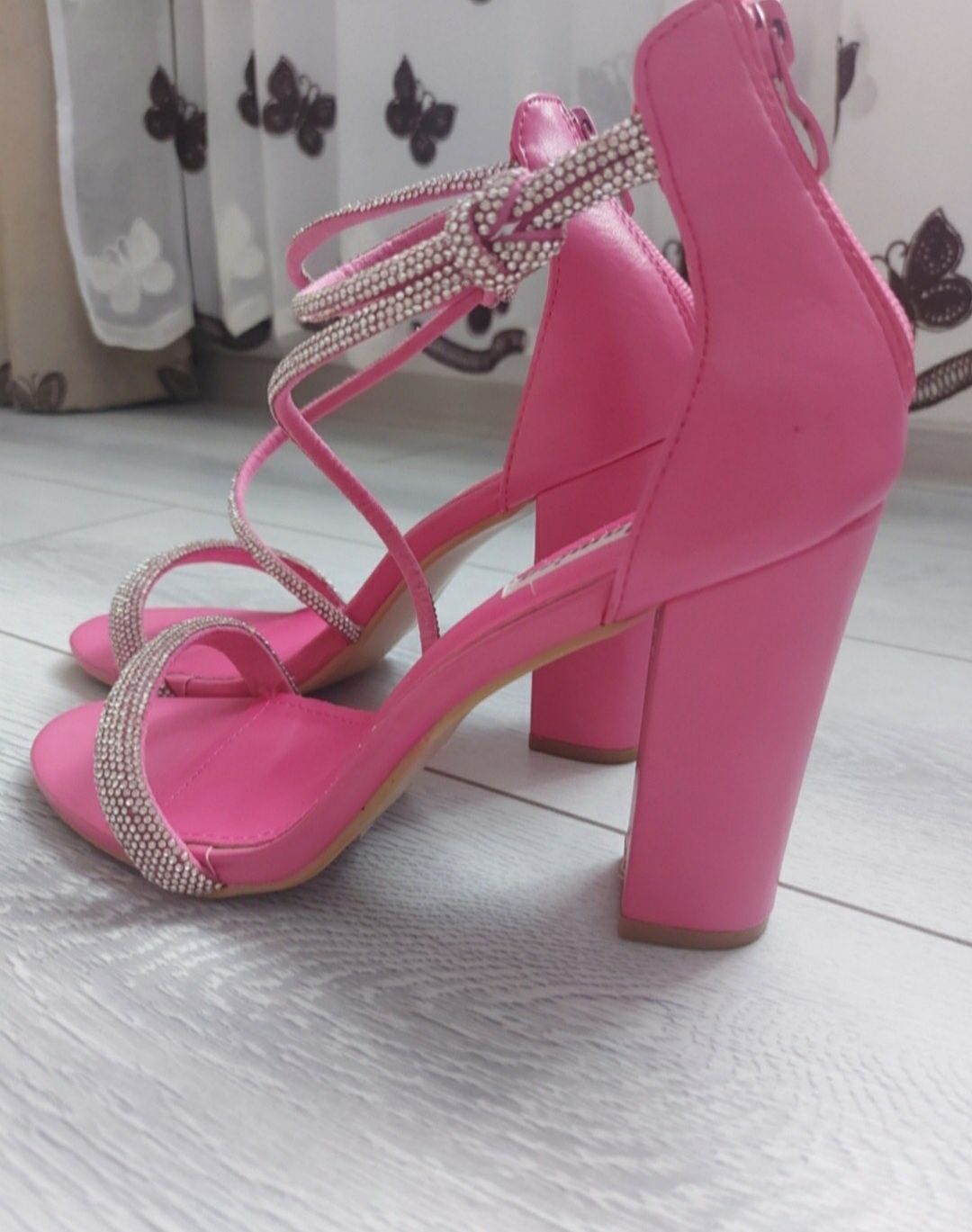 Sandale roz cu toc