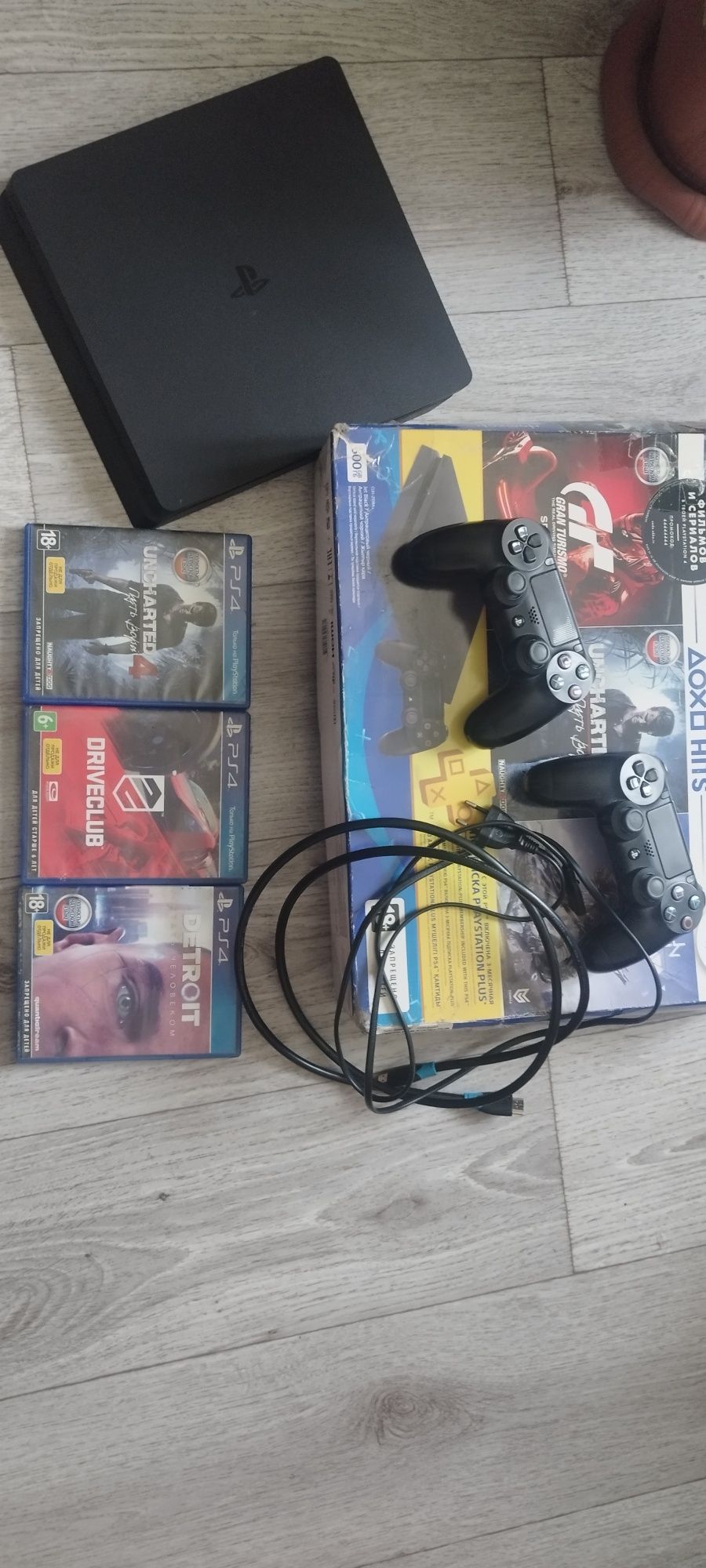 Продам PS4 в полной комплектации,в хорошем состоянии !
Работает все от
