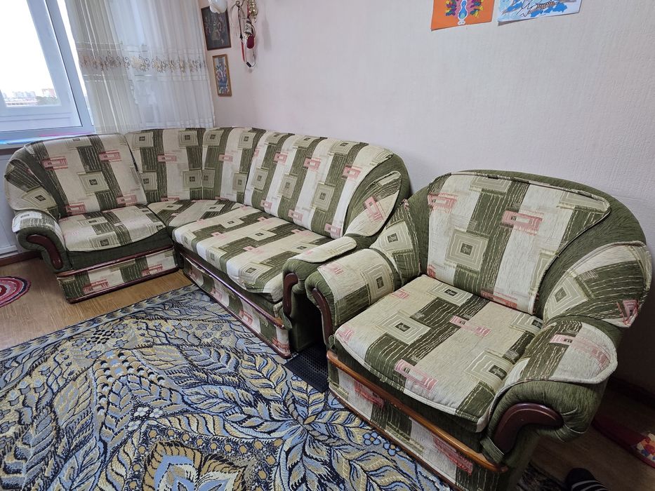 Продам угловой диван с креслом