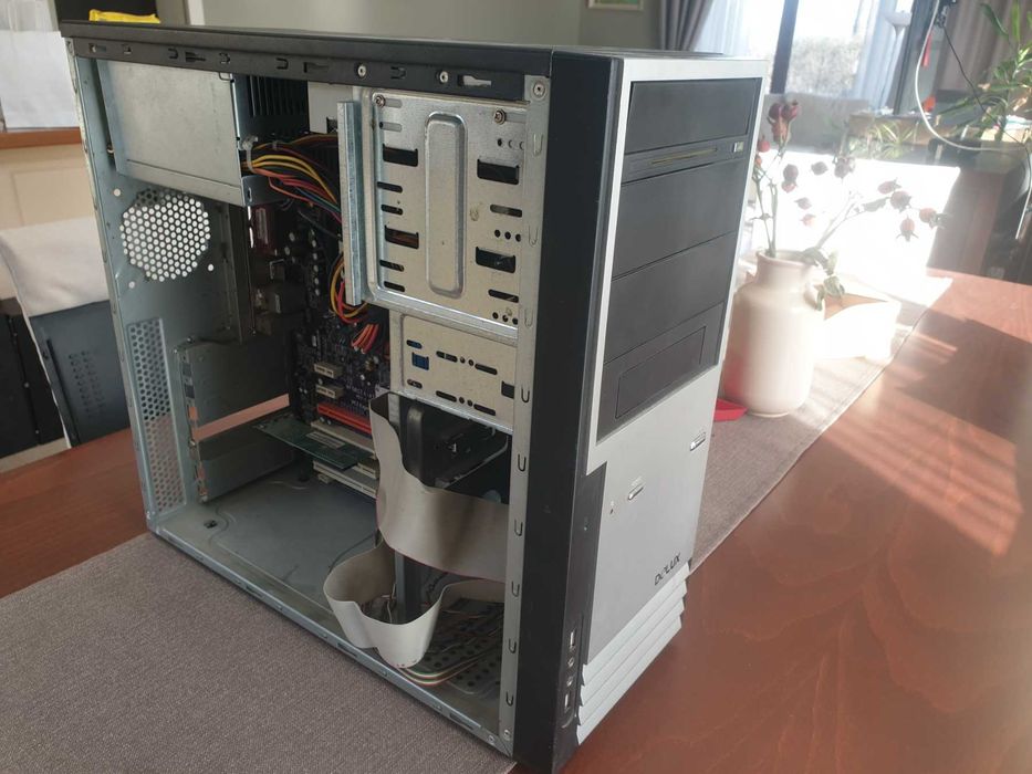 Лот компютърни кутии със захранвания и дънни платки