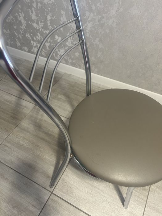 Студья в кухню, в отличном состоянии, очень прочные, качественные