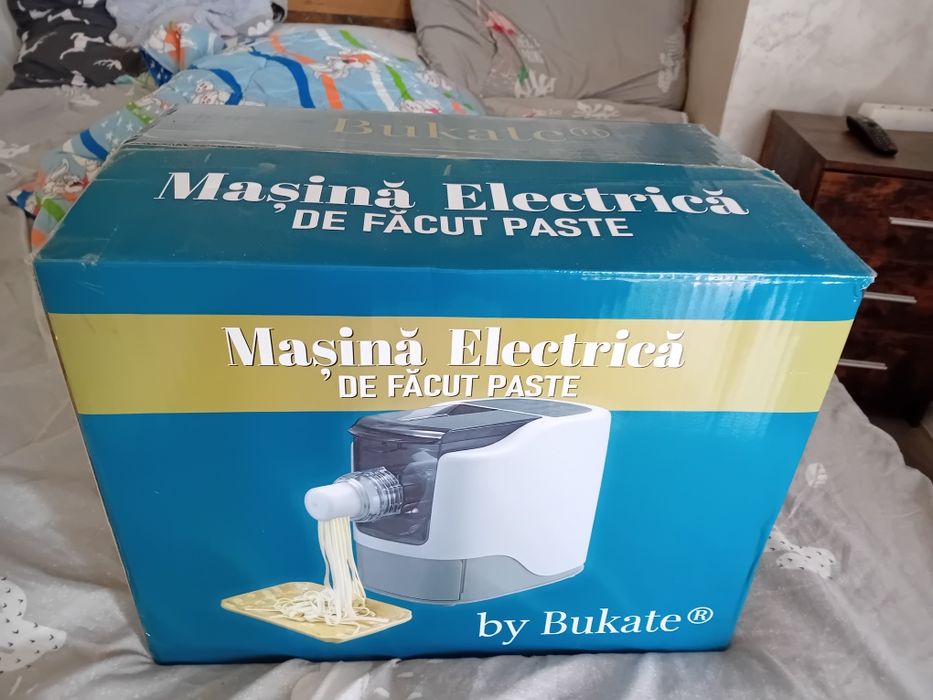 € vând mașină de făcut pasta cu 13 forme diferite