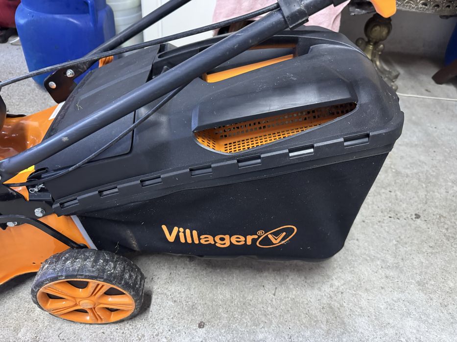 Masina de tuns iarba pe benzina