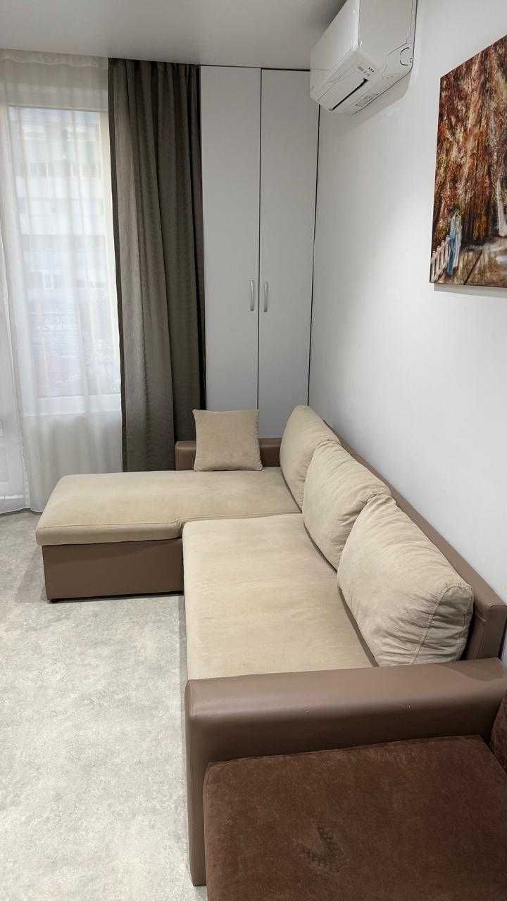 Двуместен разтегателен диван 228×145 см с ракла – отлично състояние