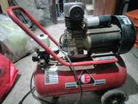 Compresor 24 l  merge la 2200 V