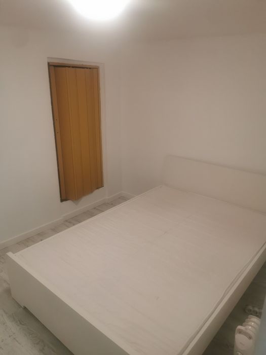 Inchiriez casa la curte