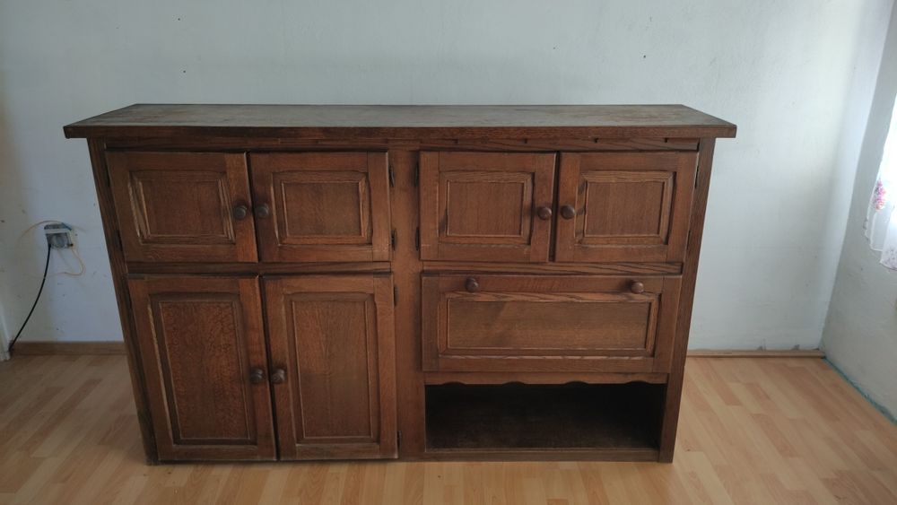 Стар масивен шкаф