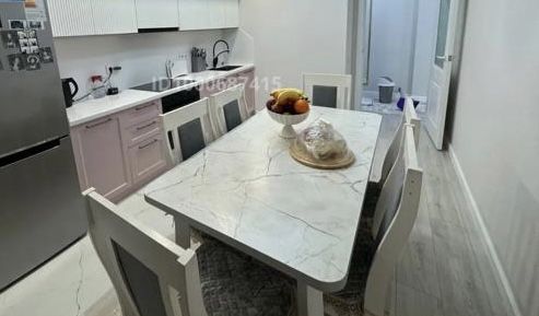 Продаю кухонный стол со стульями