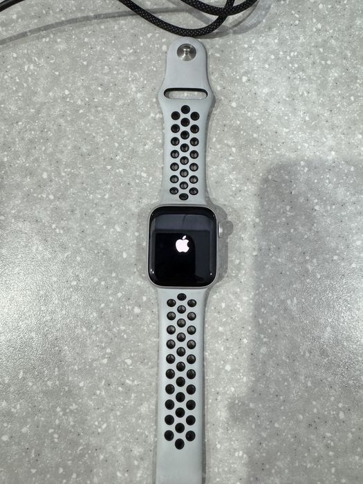 Продам apple watch SE с коробкой и документами. Зарядка есть. Бу
