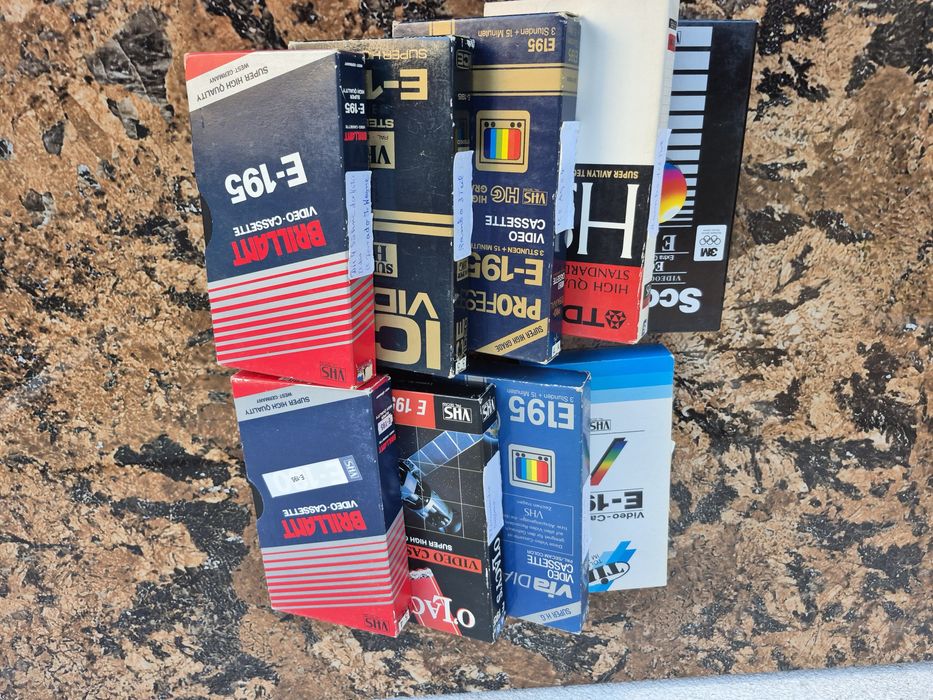 Vând 9 casete video VHS 195 minute colectie din anii 1970- 1990