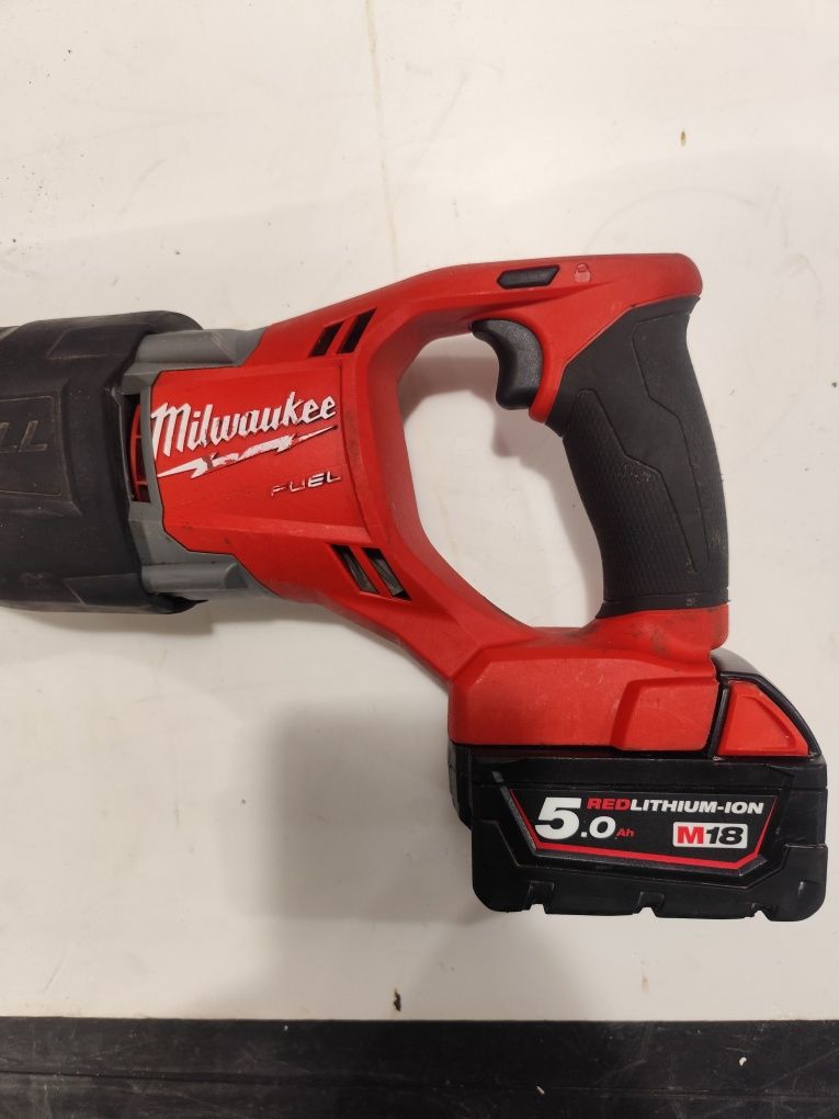 Безчетков акумулаторен саблен трион Милуоки Milwaukee M18 CSX + 5Ah