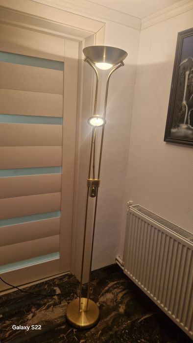 Lampa pe picior înaltă