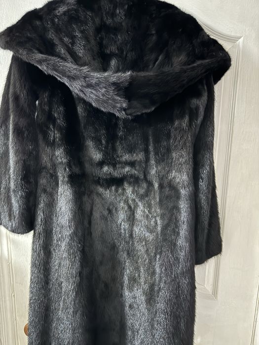 Продам норковую шубу черный бриллиант