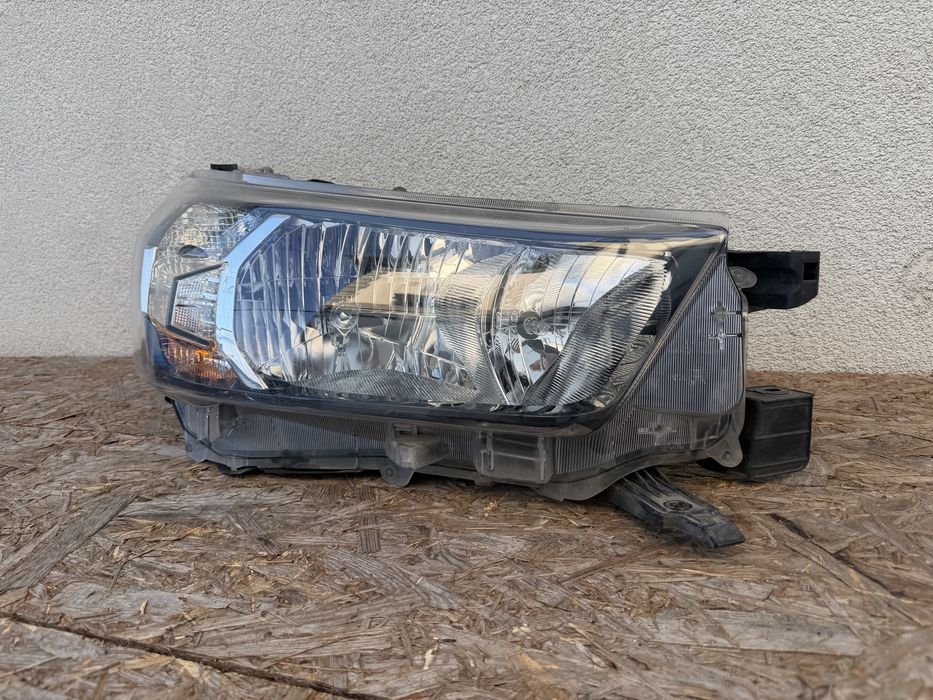 Far dreapta Toyota Hilux 2019-2023 Halogen Original Europa