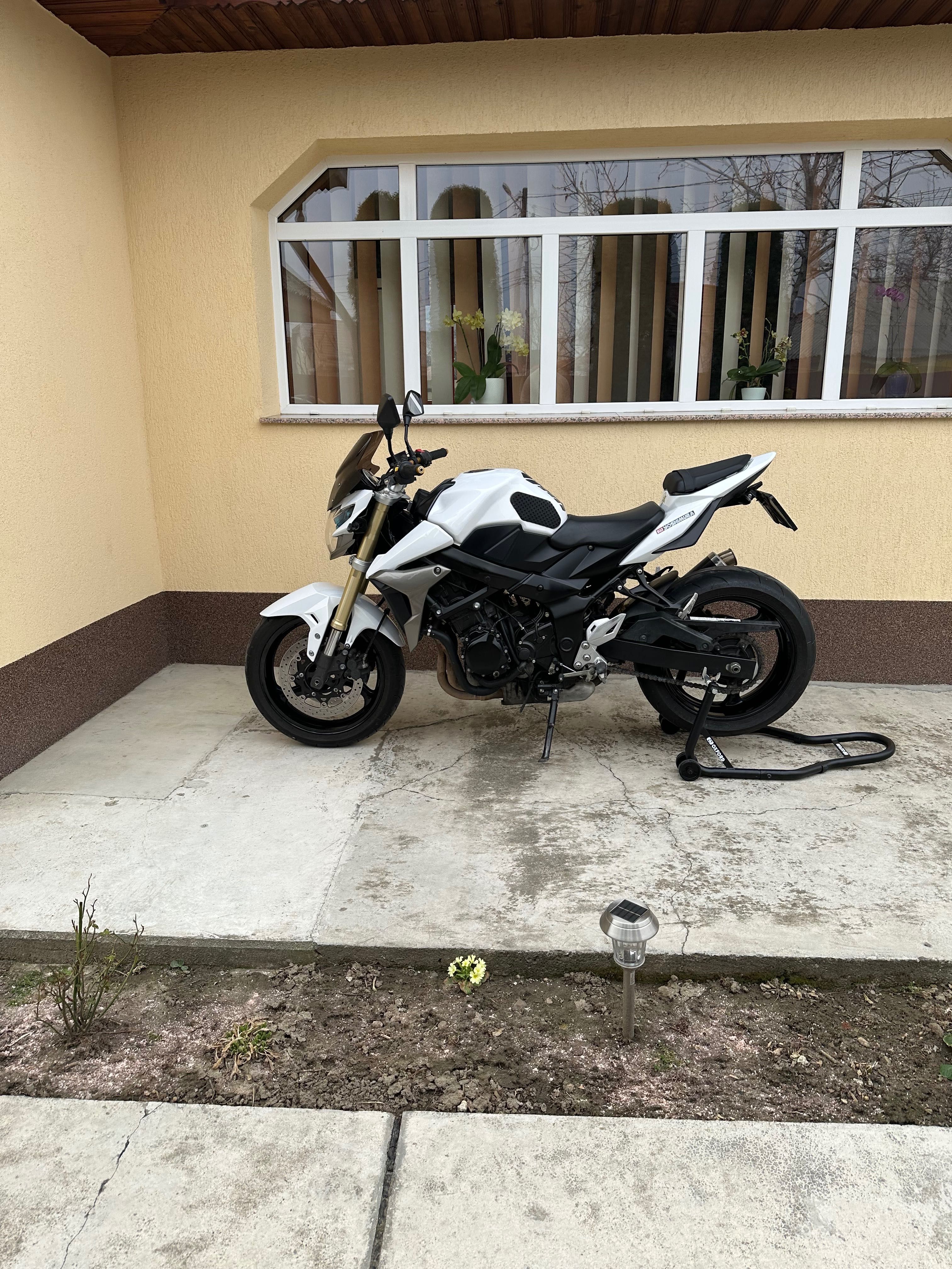 Suzuki gsr750 2011