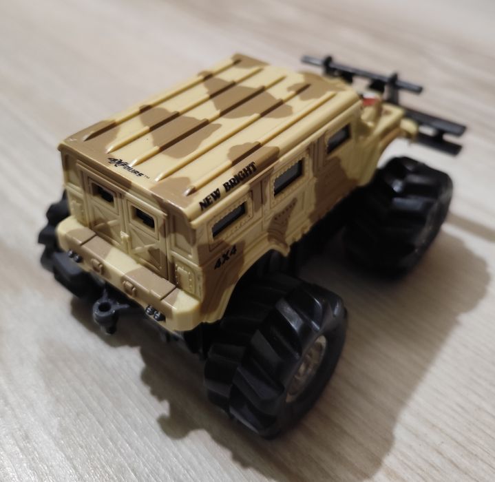 Vând machetă/mașinuță Hammer army