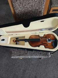 Vând vioara noua, 1/4 din lemn. Are bărbie, arcus și cutie
