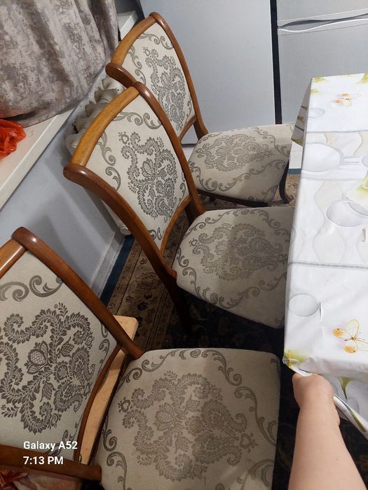 Стол со стульями.натуральное Дерево. Состояние требует ремонт