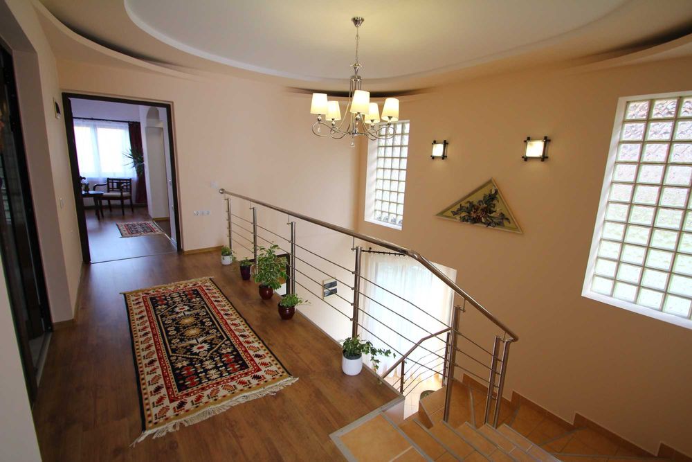 Inchiriez casa de mari dimensiuni zona Z.Boiu.