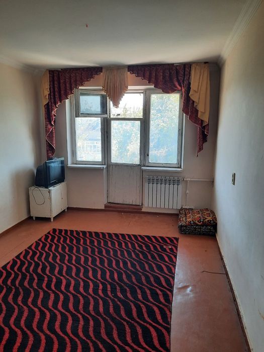 Срочно продаётся 1 ком кв в чирчике 3 мкн 4 этаж около базарчика.