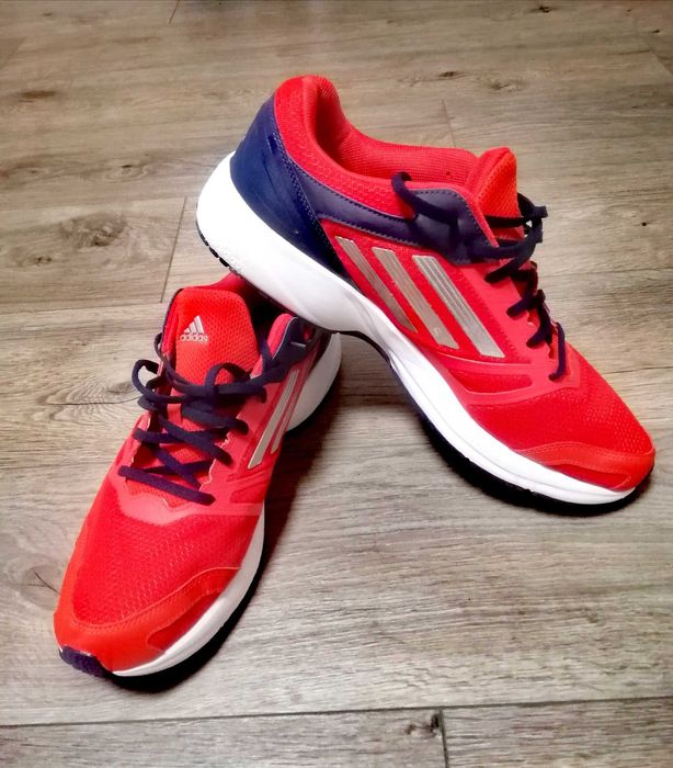 Pantofi noi de alergare de la companie Adidas