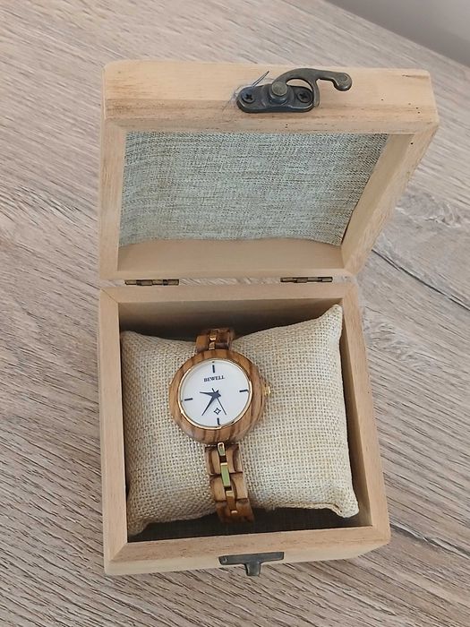 Ceas din lemn de măslin BEWELL Wooden – natural și rafinat