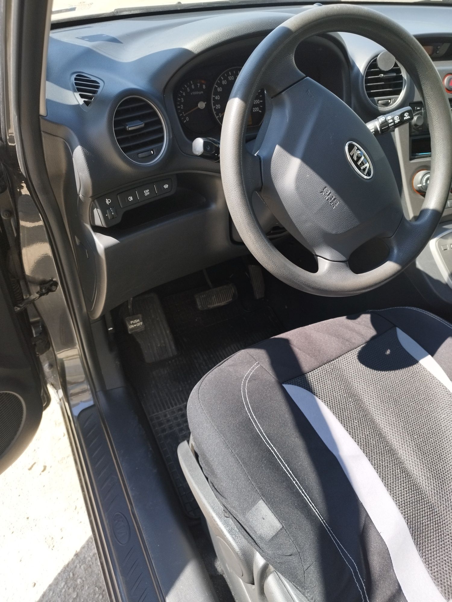 Автомобил KIA Carens 2.0