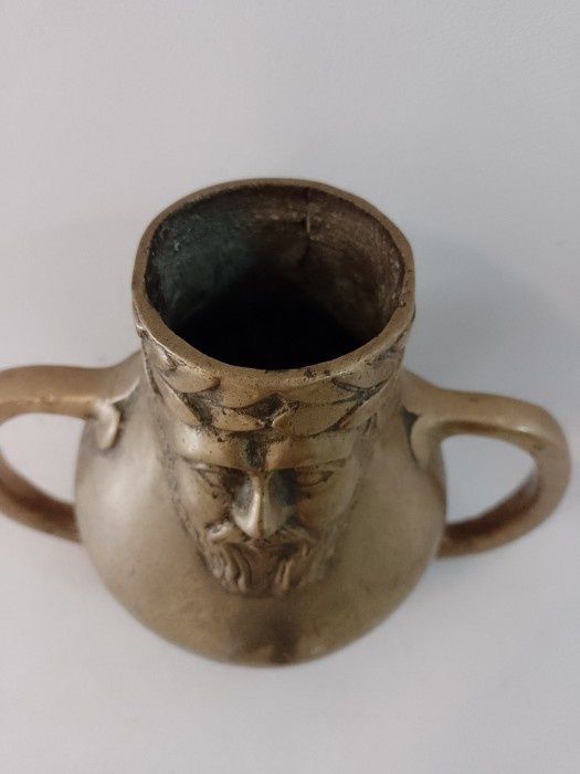 Amfora deosebita din bronz masiv, piesa cu o lucrătură de o foarte mar