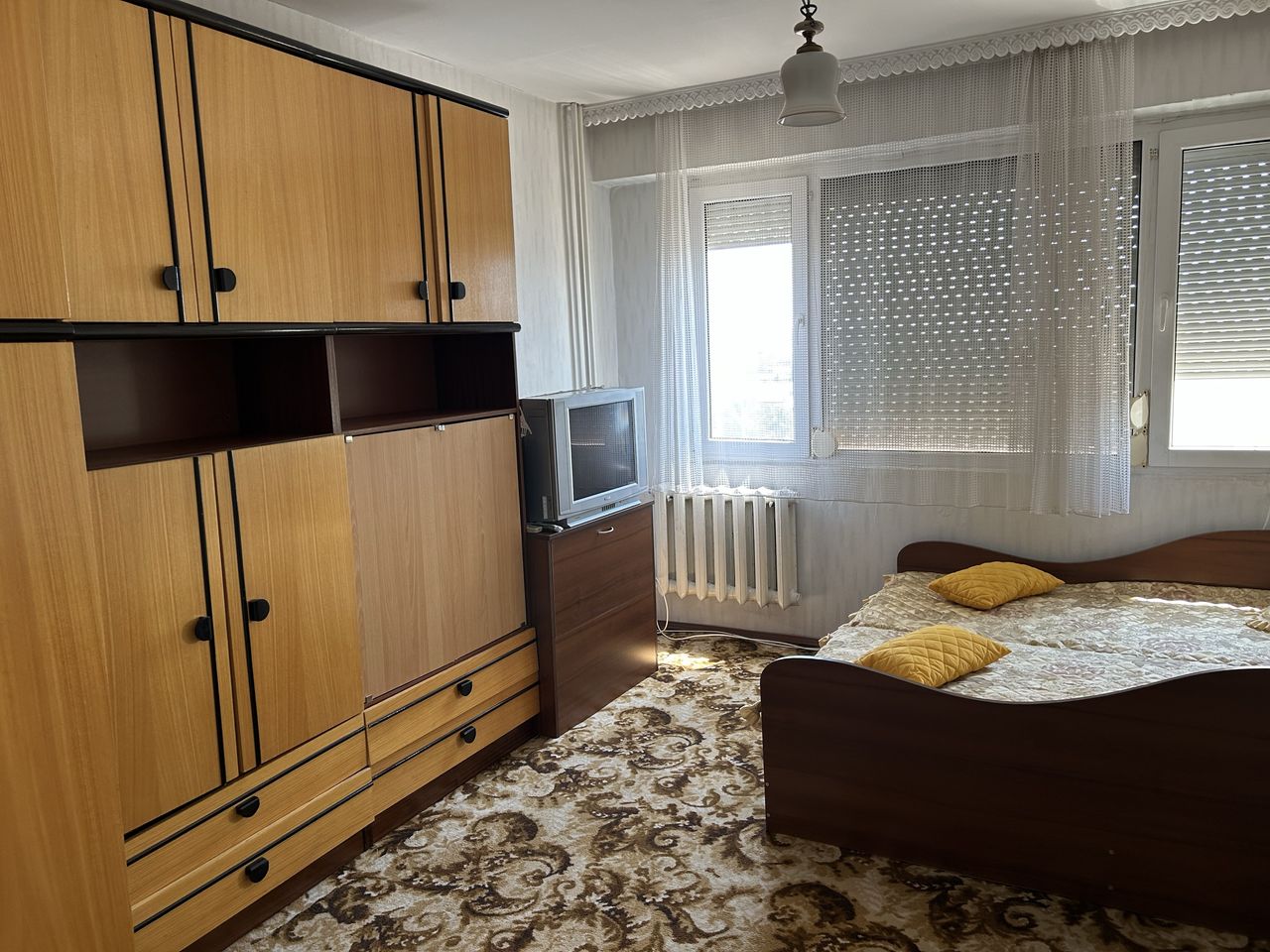 Дава се под наем Тристаен апартамент в Сливен, Център - 75 кв.м за 219.3 € - Снимка #1