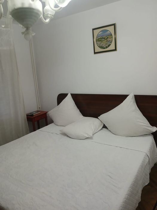 Inchiriez apartament 3 camere Strada Pecineaga, Sector 5