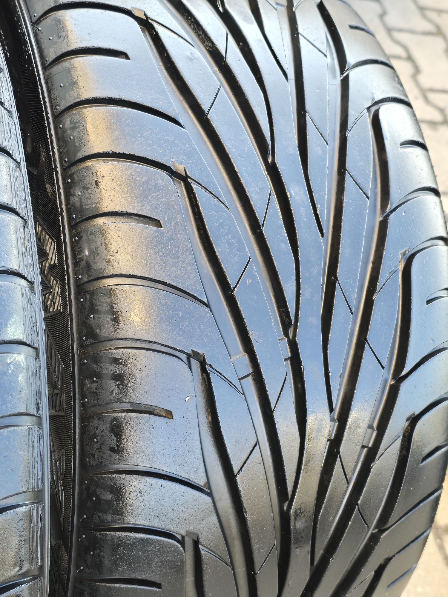 235 40 18 maxxis