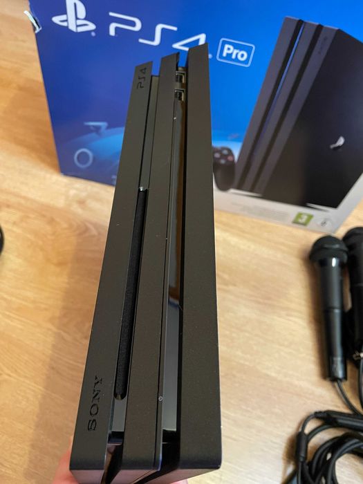 PlayStation 4 PRO 1TB, два джойстика, 5 игри, оригинална опаковка