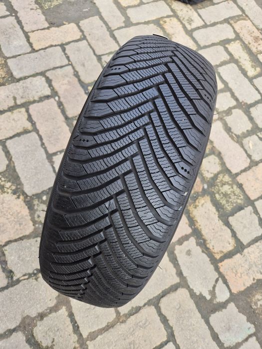 O bucată 205/55 R16 M+S iarnă - una Michelin Dunlop