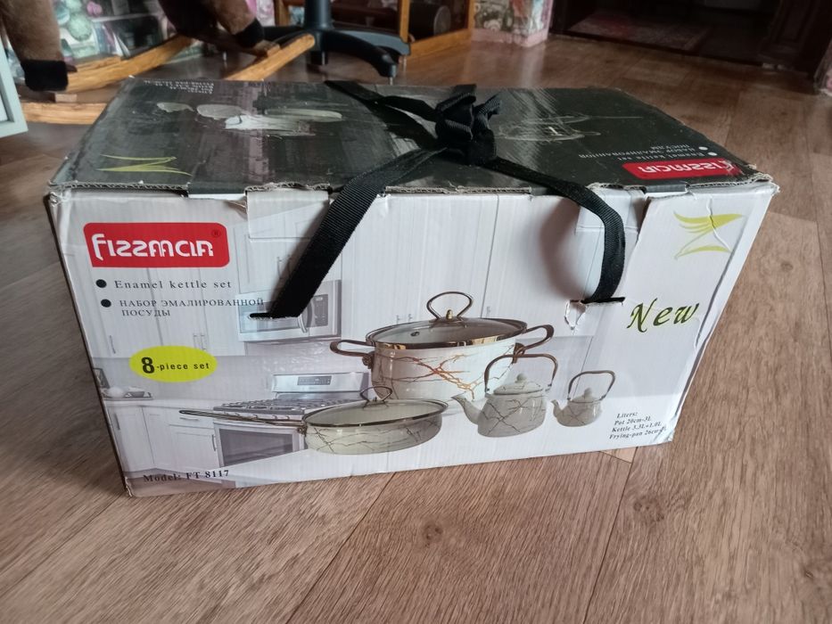 Новый набор кастрюль и чайников
