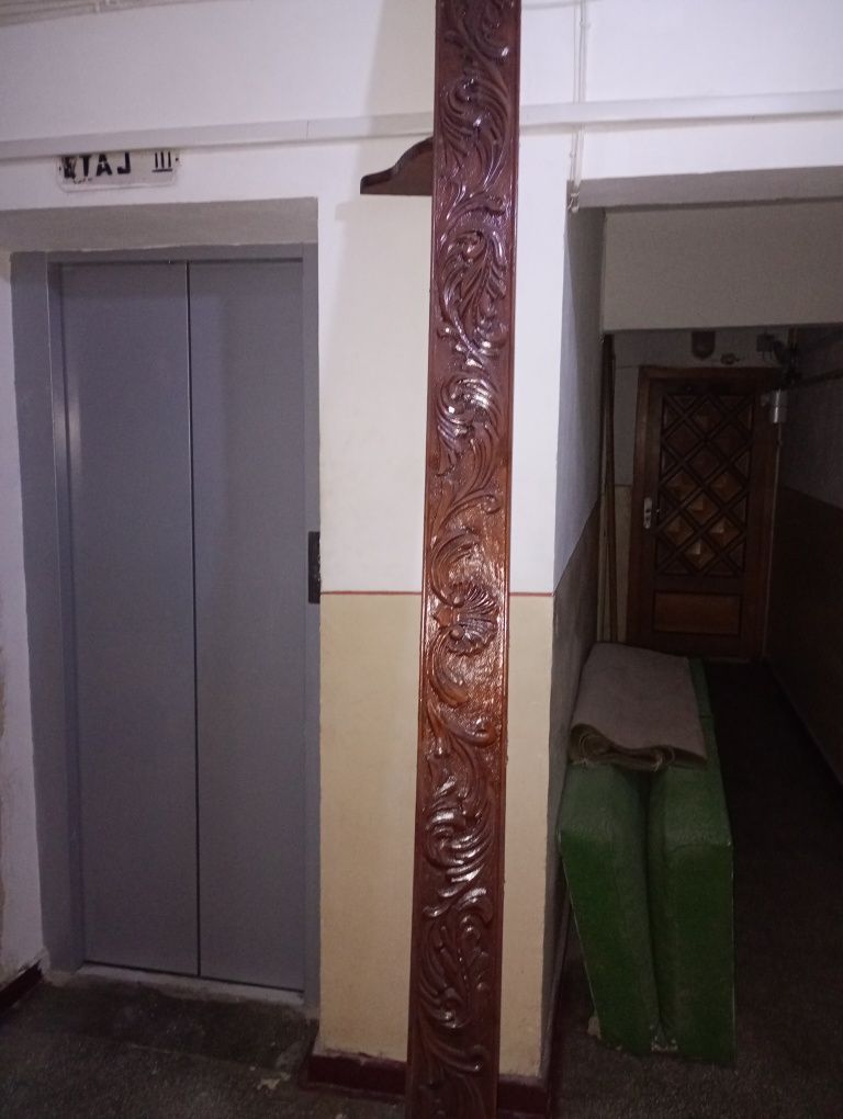 Draperie sculptata in lemn