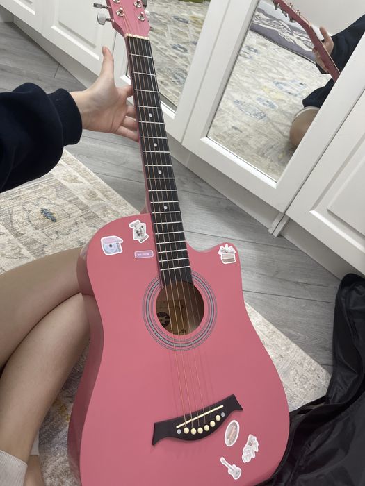 Гитара акуист розовый очень хороший все интрументы есть запаски чехол