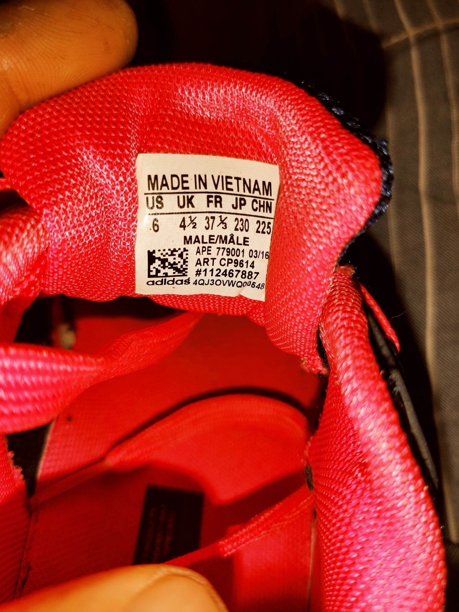Оригинални унисекс маратонки Adidas около 36 номер със стелка 22,5 см