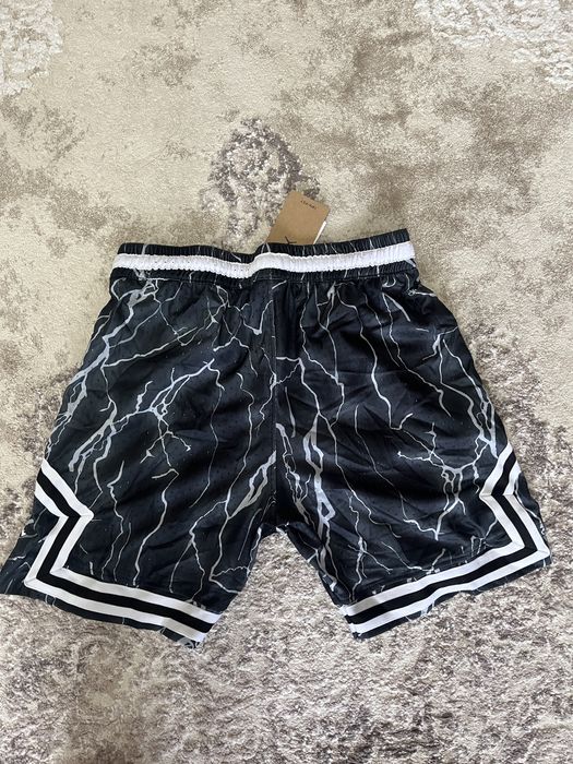 Pantaloni scurti jordan L si XL