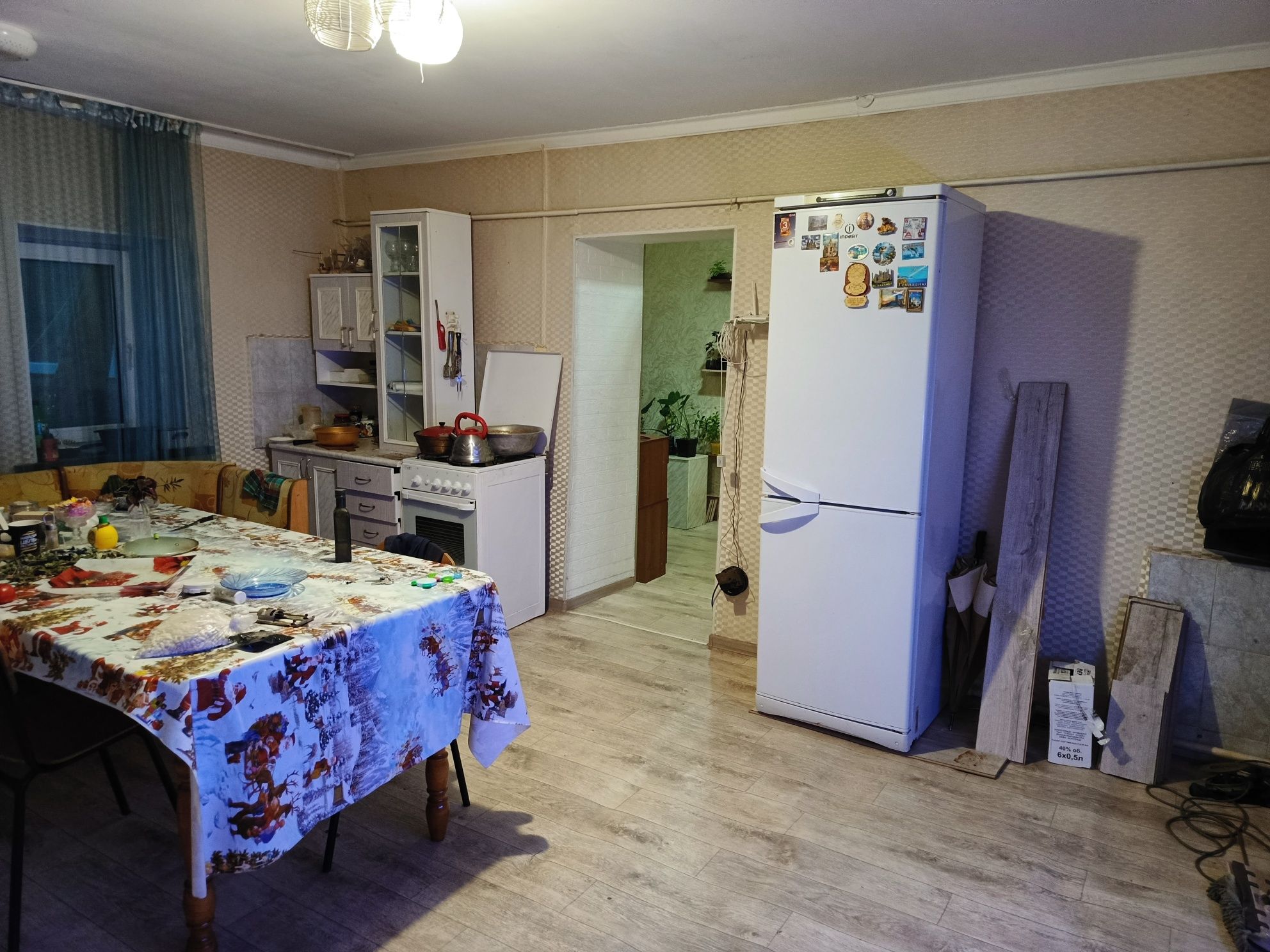 Сдам пол дома в аренду (зал, две комнаты) кухня общая, р-н Универмага