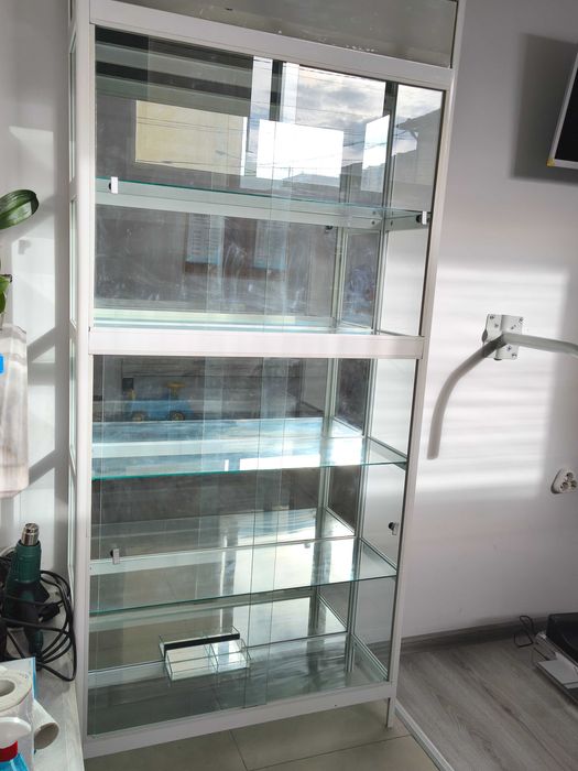 Стъклена витрина
