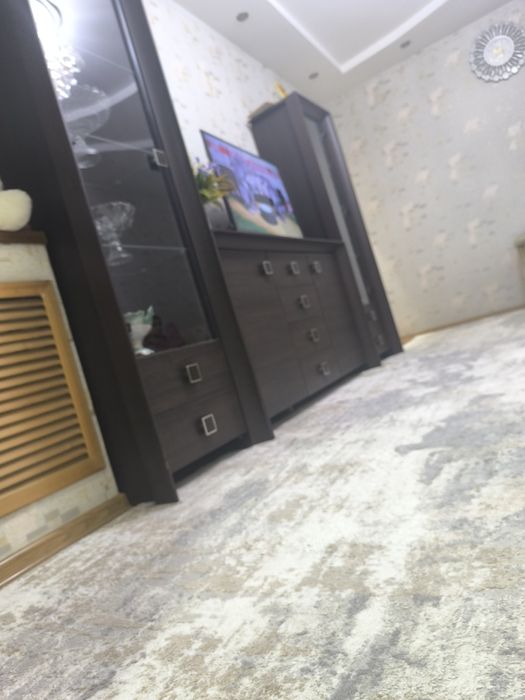 Витрина  шкаф. Полшаники. Холати жуда яхши.