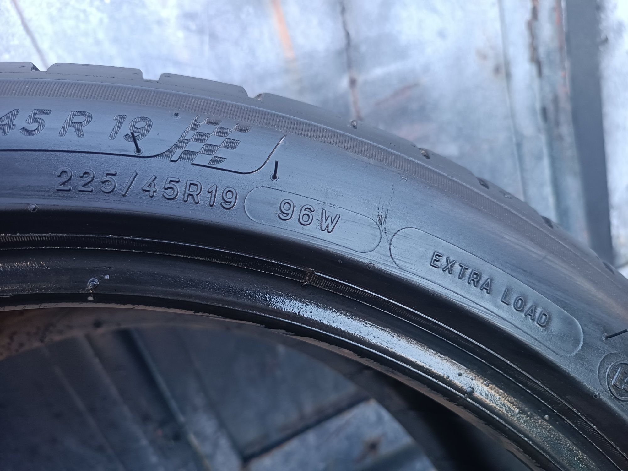 225/45/19 Michelin